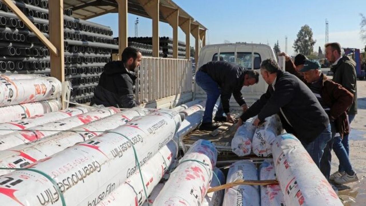 Alanya'da çiftçilere 8 bin 400 metrekare sera naylonu teslim edildi