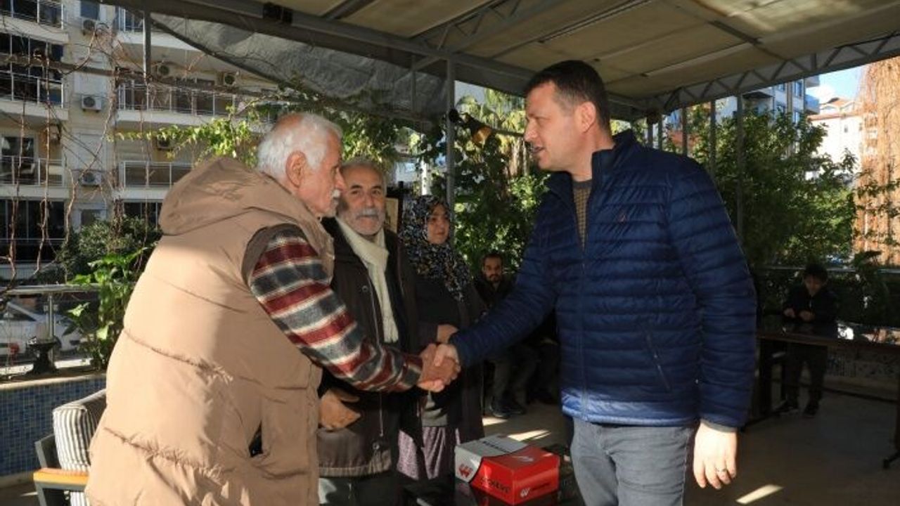 Alanya Kaymakamı Fatih Ürkmezer depremzedeleri ziyaret etti