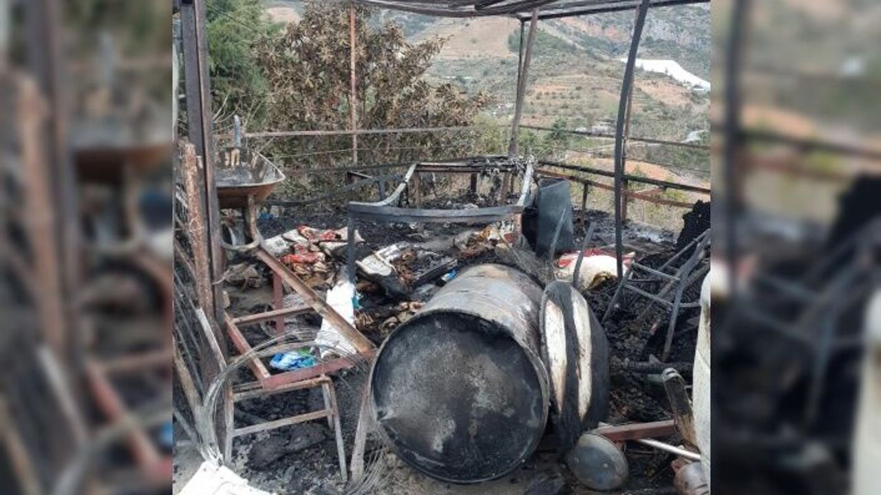 Alanya'nın komşusunda soba bacasından sıçrayan kıvılcım çatıyı küle döndürdü