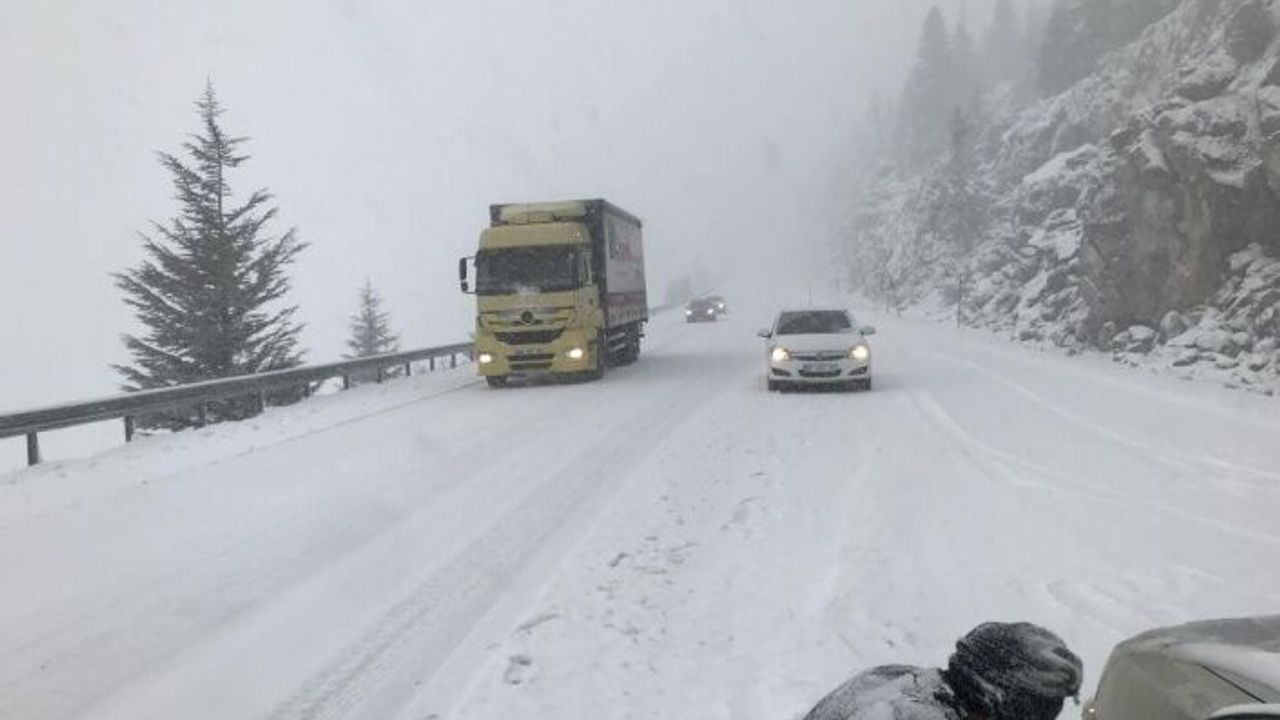 Antalya Alacabel'de kar ve tipi etkili oluyor | VİDEO HABER