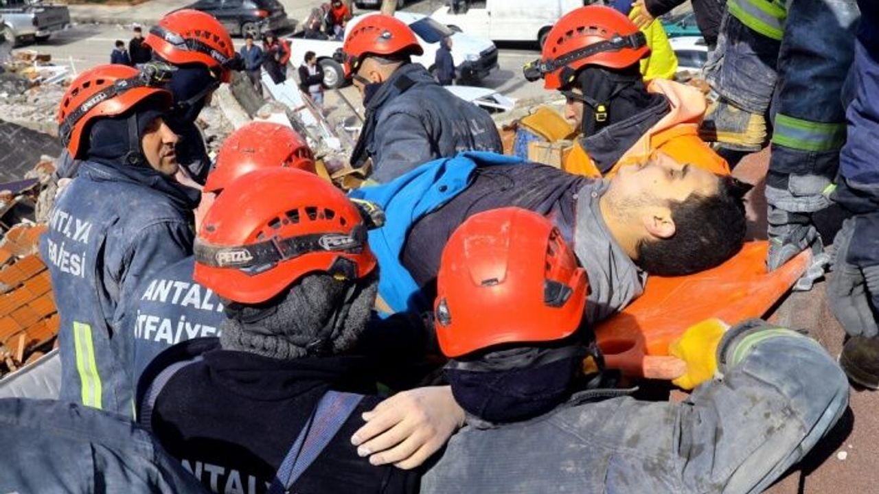 Antalya BŞB İtfaiyesi, deprem bölgesinde 79 kişiyi kurtardı