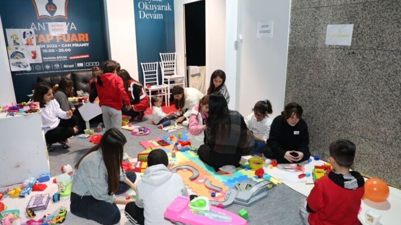 Antalya Büyükşehir Belediyesi Afet Yardım Merkezi’nde Gönüllüler depremzede çocuklar ile oyun oynadı