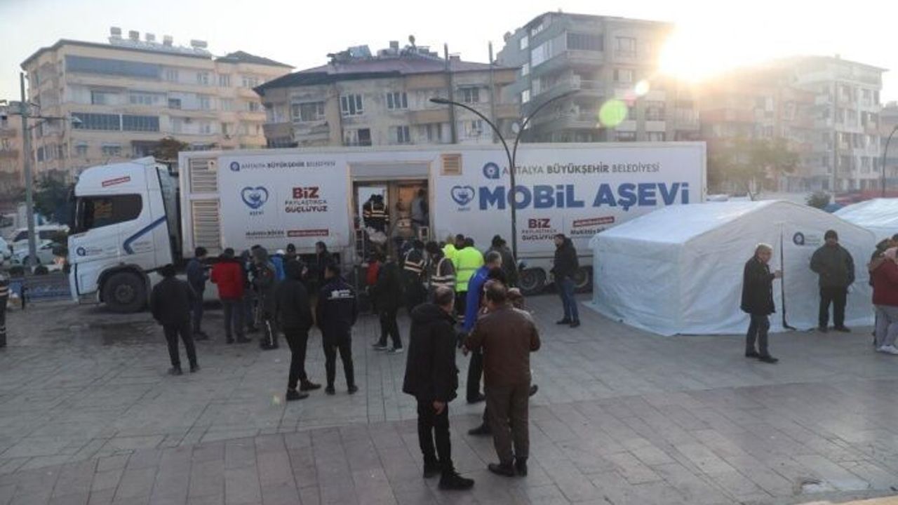 Antalya Büyükşehir Belediyesi depremzedelerin temel ihtiyaçlarını karşılıyorlar