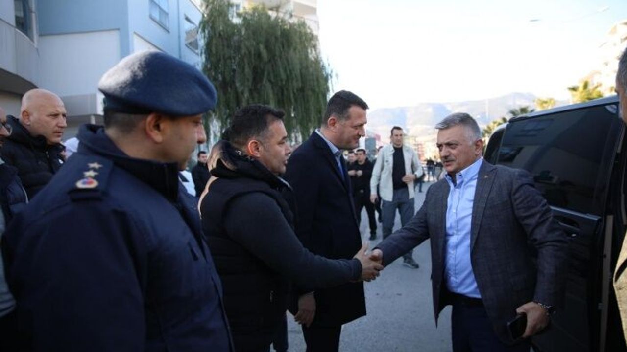 Antalya Valisi Ersin Yazıcı depremzedeler için Alanya’ya geldi