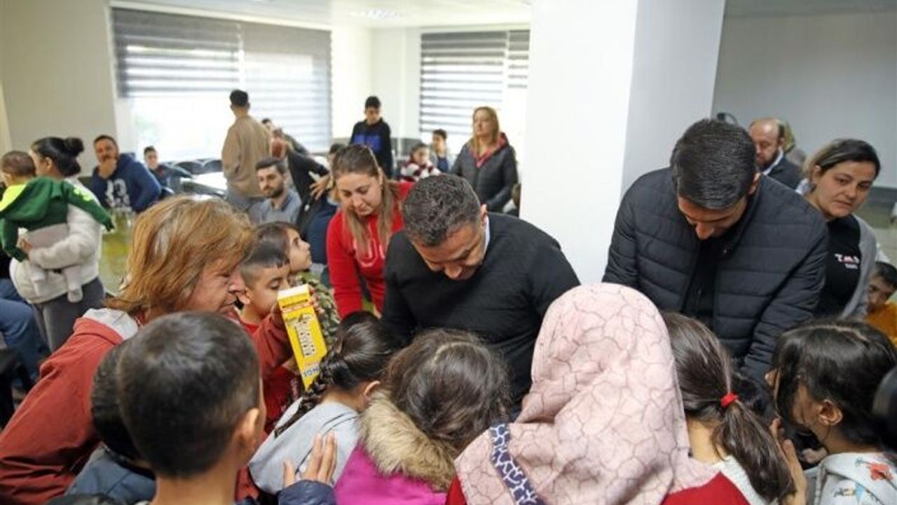 Başkan Yücel, belediyenin yurdunda kalan depremzedeleri ziyaret etti