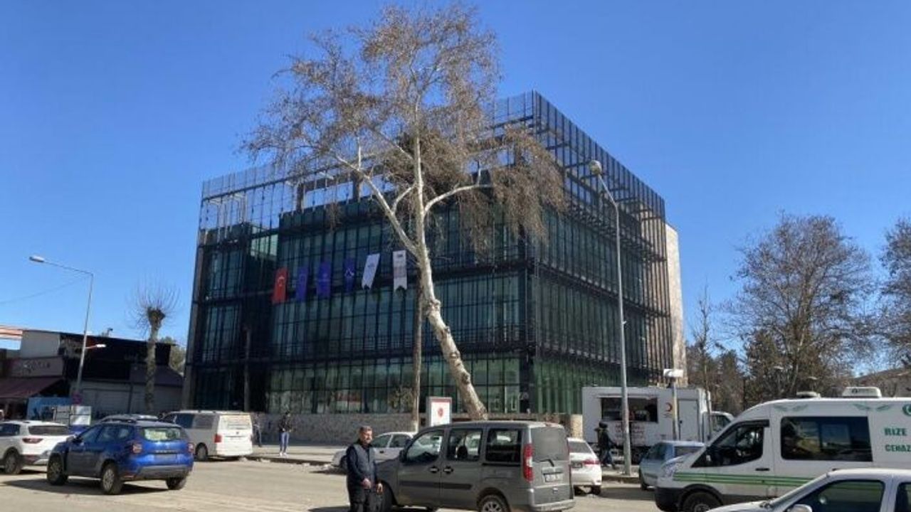 Binlerce yapının yok olduğu Adıyaman’da şaşırtan bina