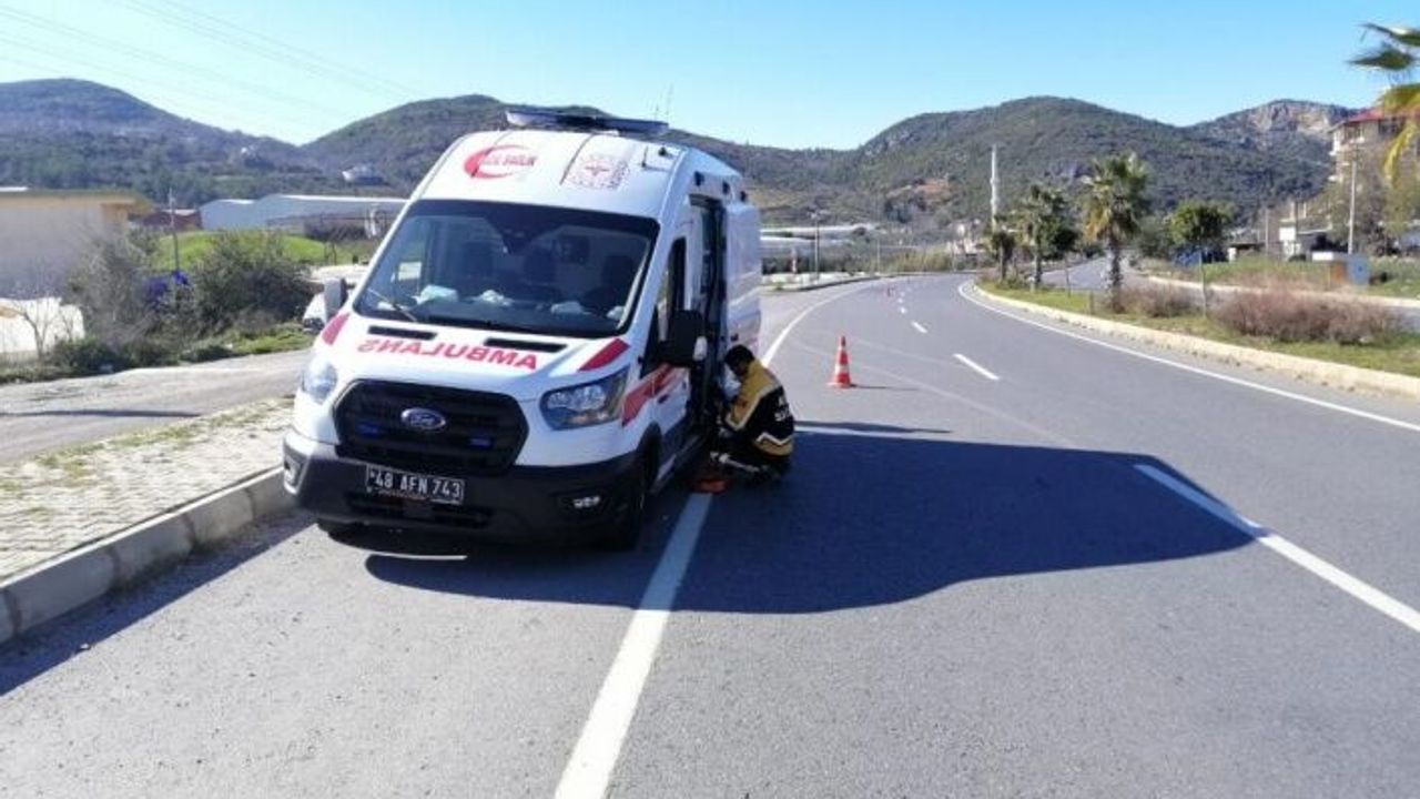 Deprem bölgesine giden ambulans Gazipaşa'da kaza yaptı