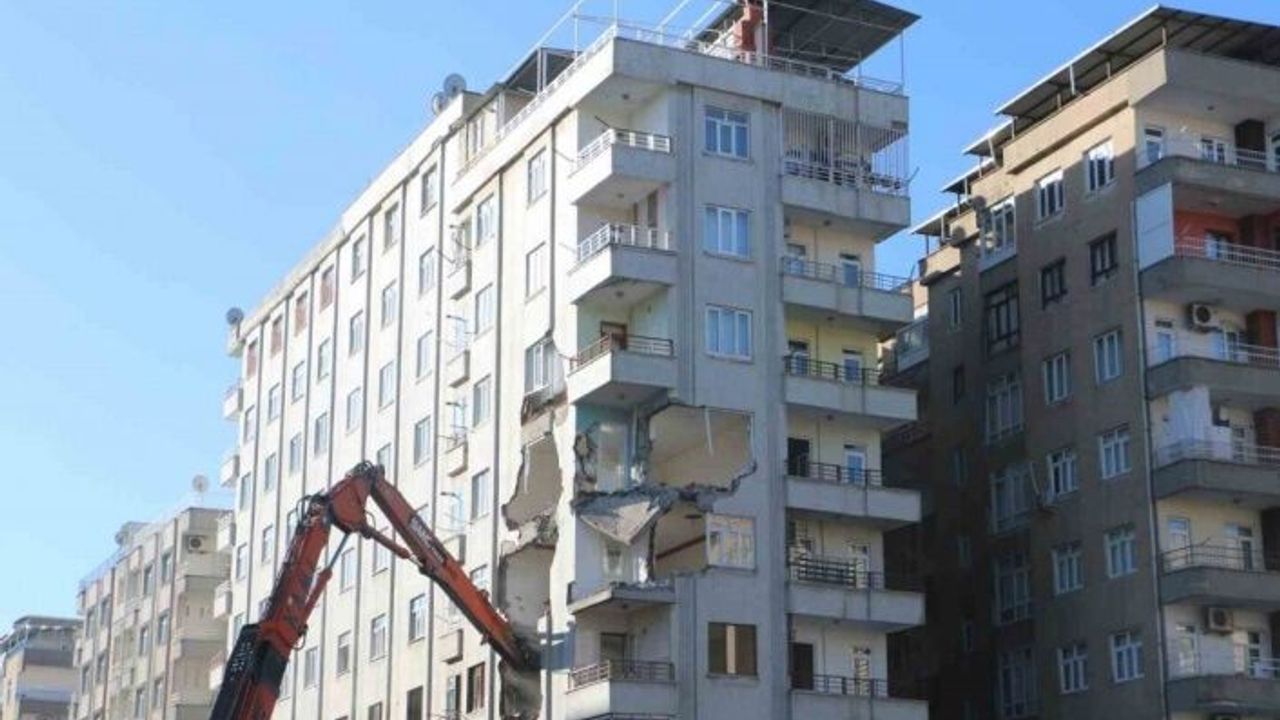 Depremde hasar gören ve çökme tehlikesi geçiren Altınkaya apartmanı yıkılıyor