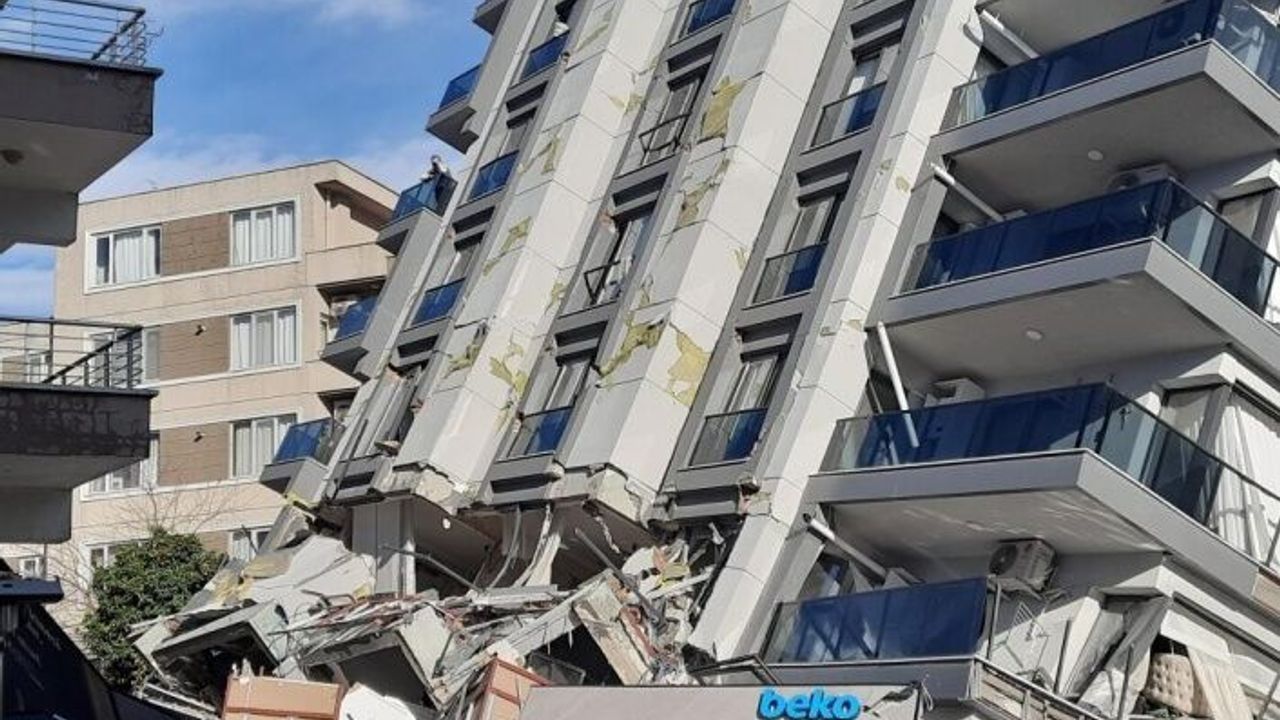 Depremde yıkılan binaların içinde kurtarılmayı beklediler