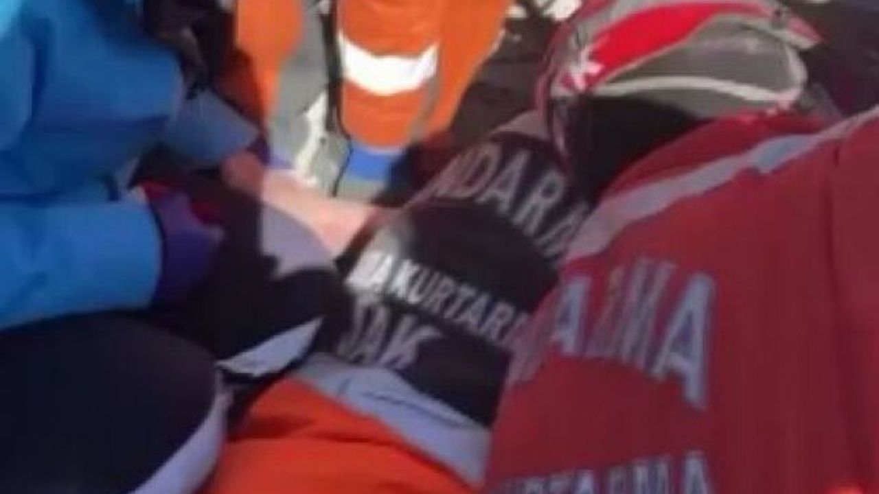 Depremin 11. gününde 17 yaşındaki kız enkazdan sağ çıkarıldı
