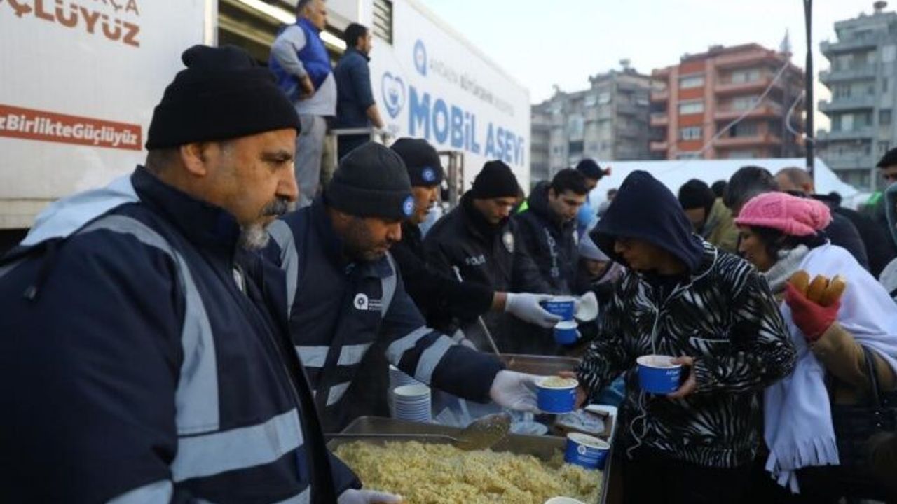 Depremzedeler için her gün 70 bin kişilik sıcak yemek