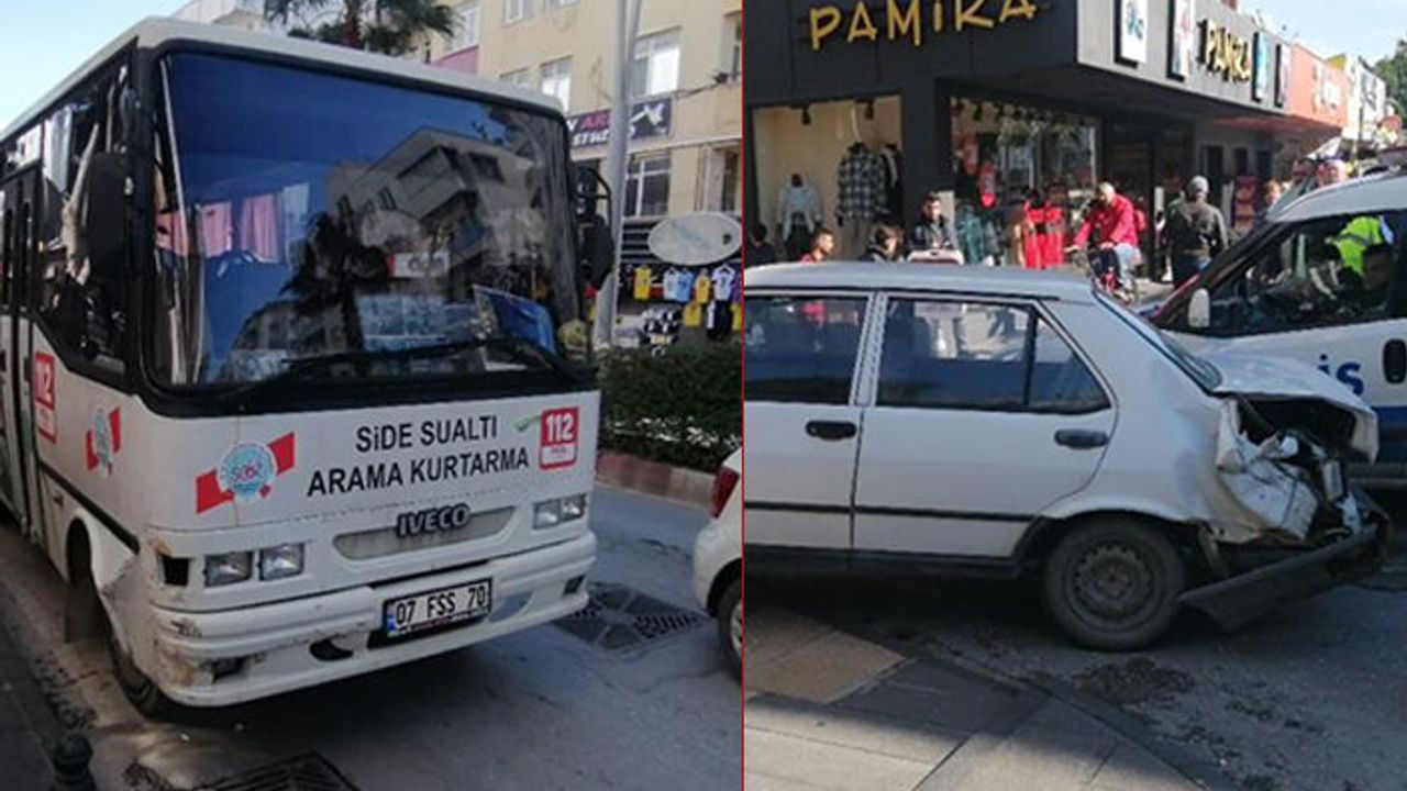Depremzedelere yardıma giden minibüs ile otomobil çarpıştı