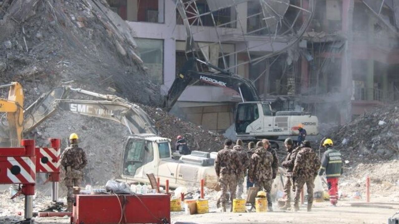 Diyarbakır’da 3 enkazda çalışmalar sürüyor