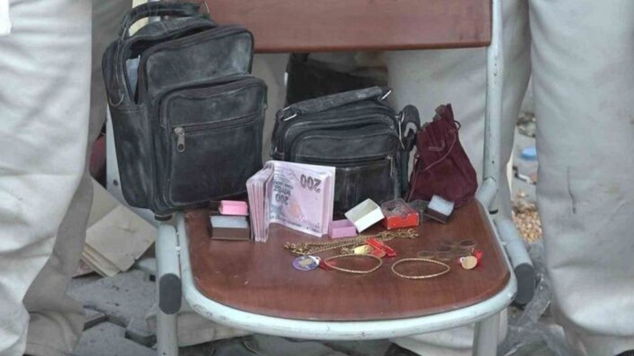 Enkazdan çıkarılan ziynet eşyaları kayda alınıp sahibi bekleniyor