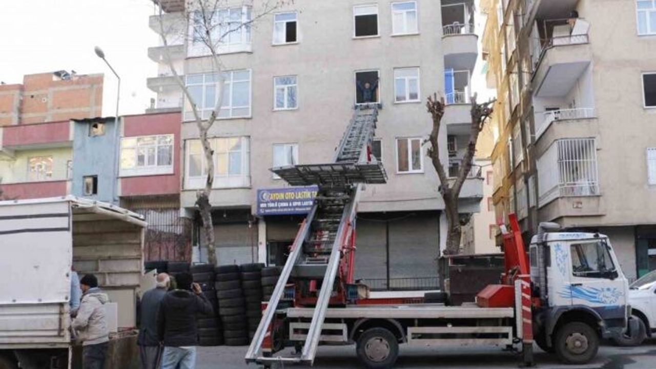 Fırsatçılar deprem dinlemedi eşyalarını kurtarmaya çalışan vatandaşları hedef aldı