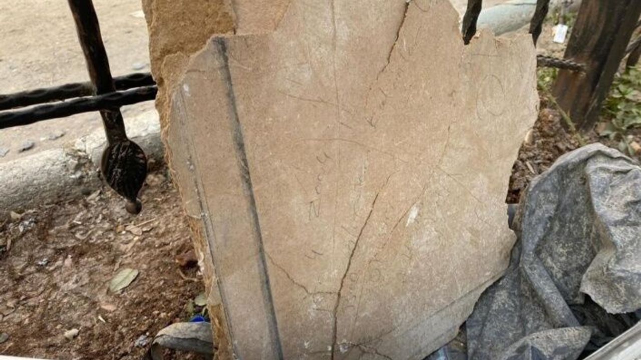 Kahramanmaraş’ta enkazda “Ben ölürsem kalanlar okusun” yazılı tahta parçası bulundu