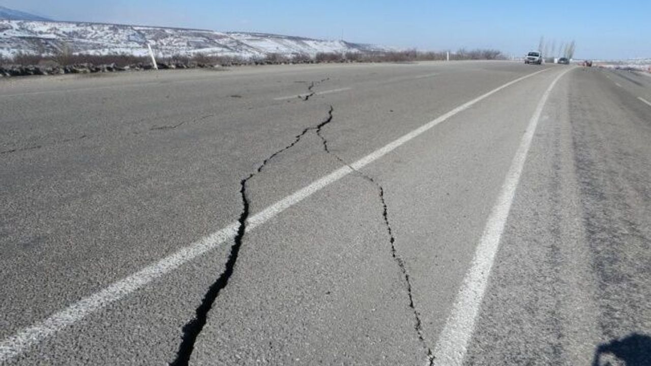 Malatya'da 80 kilometrelik karayolunda korkutan çatlaklar |VİDEO HABER