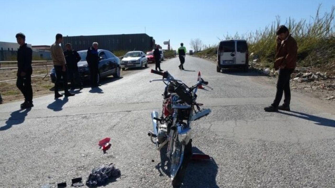 Manavgat’ta hafif ticari araçla motosiklet çarpıştı: 1 yaralı