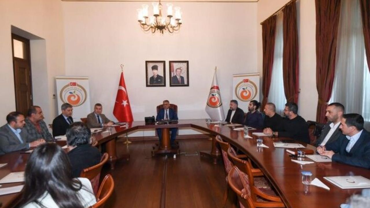 Vali Yazıcı: "Depremzedelerin bir gece daha bölgede kalmalarını istemiyoruz"