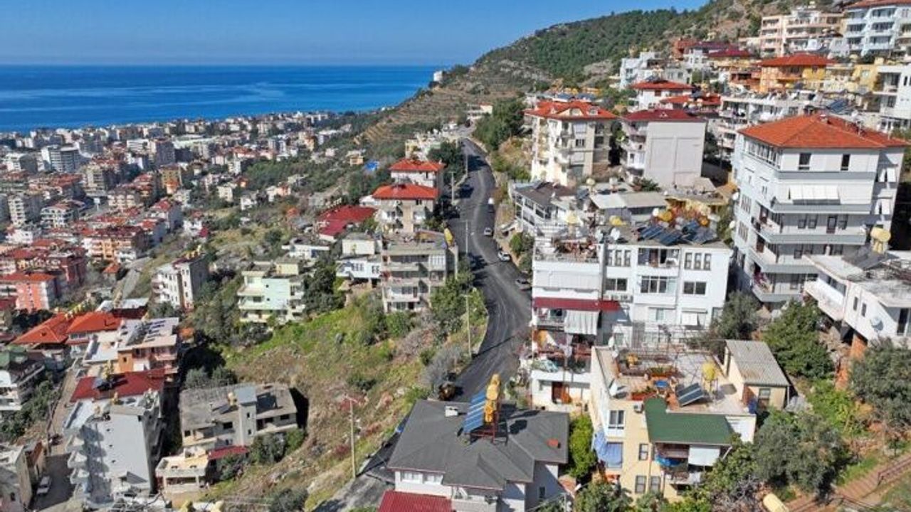 Alanya'nın o caddesinde asfalt yenileme çalışmaları devam ediyor