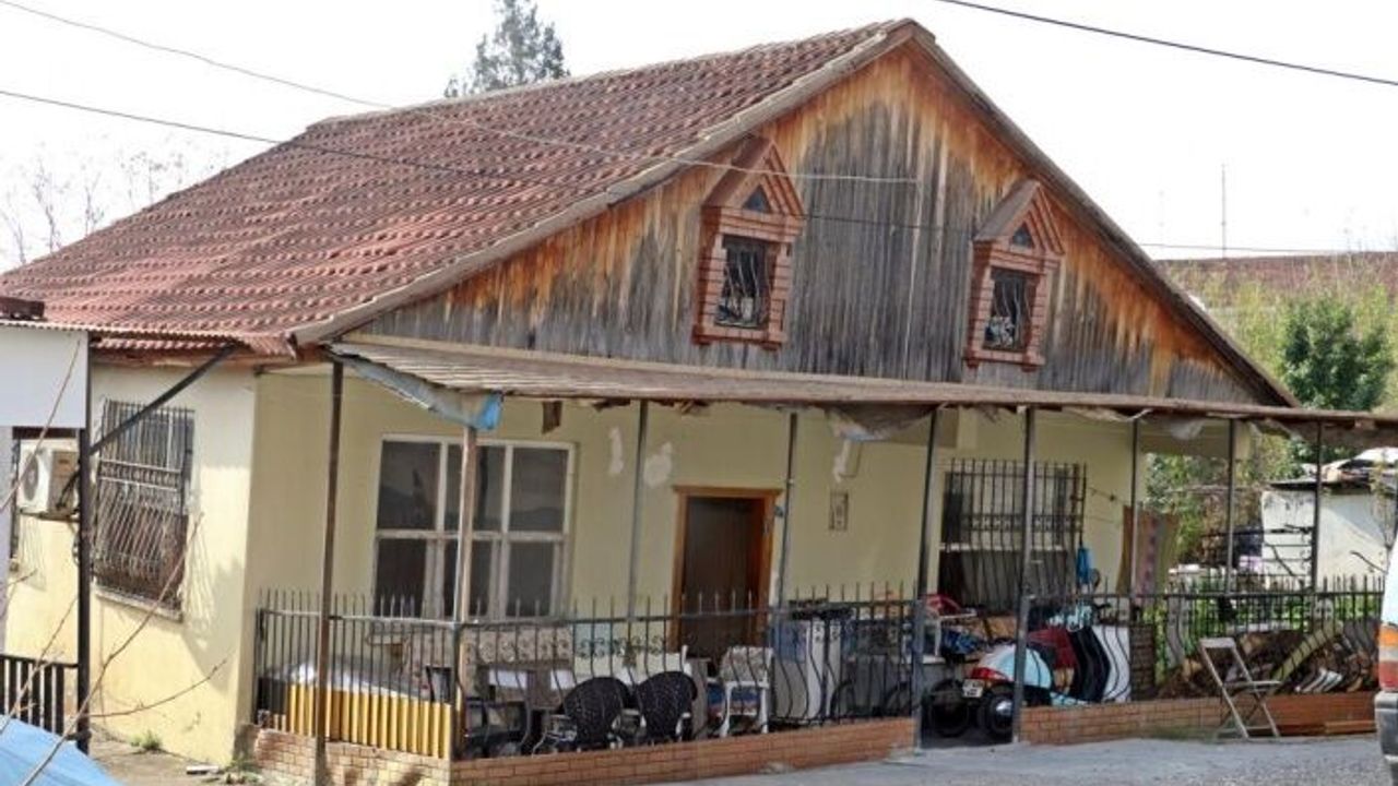 Antalya'da zamanla yan yatmaya başlayan evlerde diken üstünde oturuyorlar