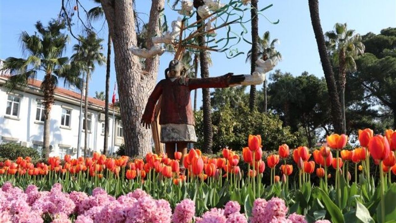 Baharın müjdecisi laleler Alanya'yı renklendirdi