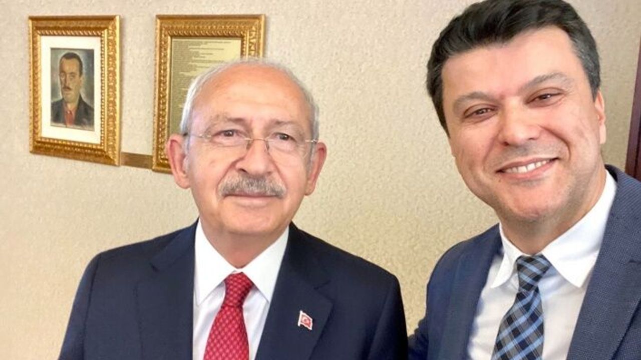 CHP' li Murat Özçelik milletvekili aday adaylığı için başvurusunu yapıyor