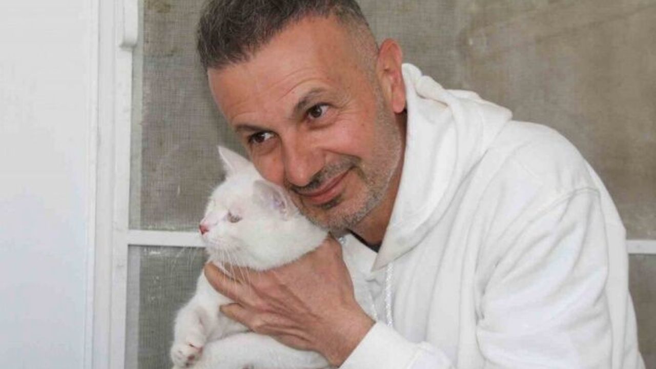Depremde enkazdan kurtarılan kedi, mikroçip sayesinde sahibine teslim edildi