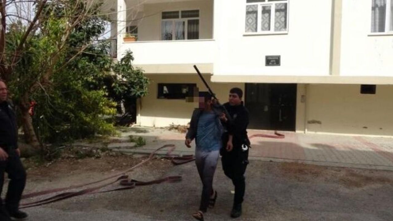 Evi ateşe verdi, gelen ekiplere ecel teri döktürdü