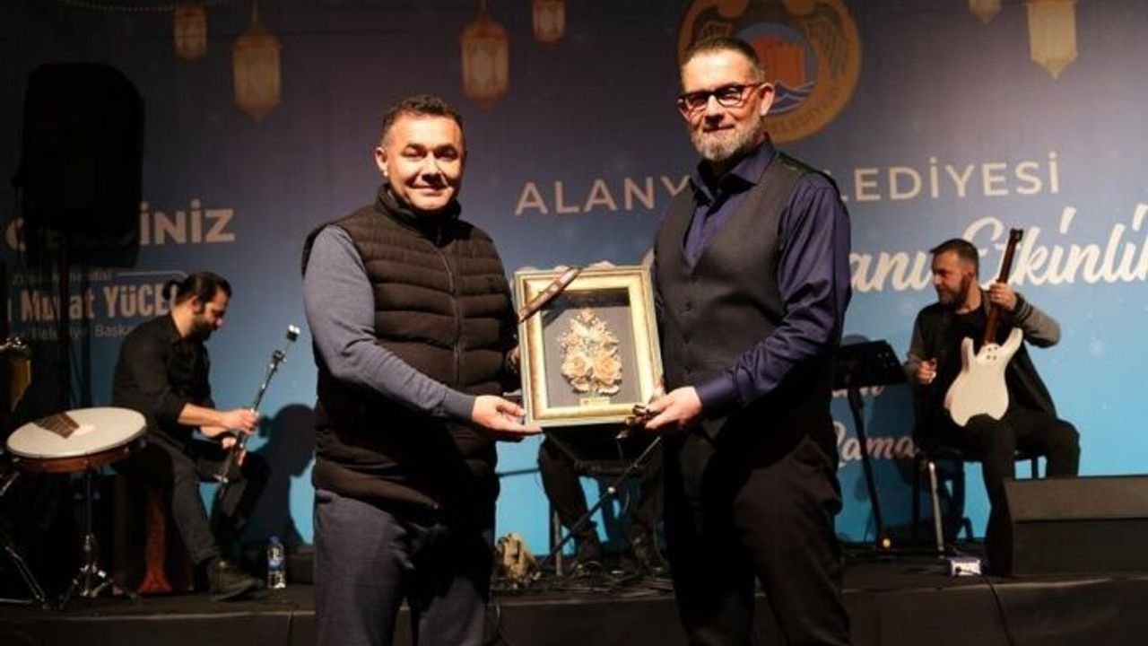 Alanya Belediyesi Ramazan Meydanı’nda Şair İbrahim Sadri’den muhteşem performans