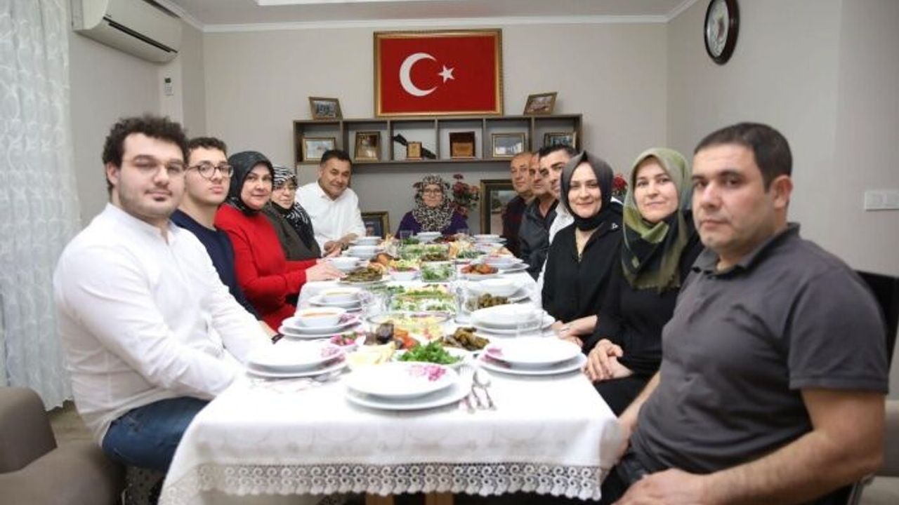 Başkan Yücel iftarda şehit Murat Güney’in ailesine konuk oldu