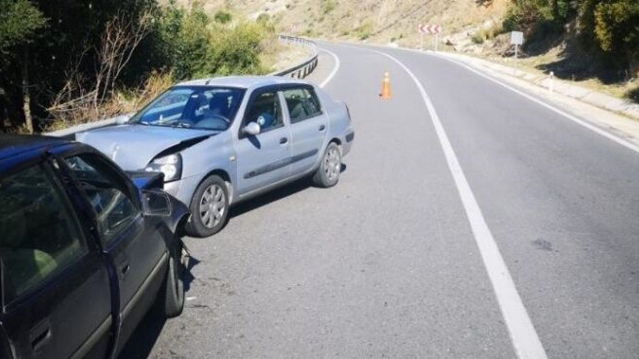 İki otomobilin kafa kafaya çarpıştığı kaza korkuttu