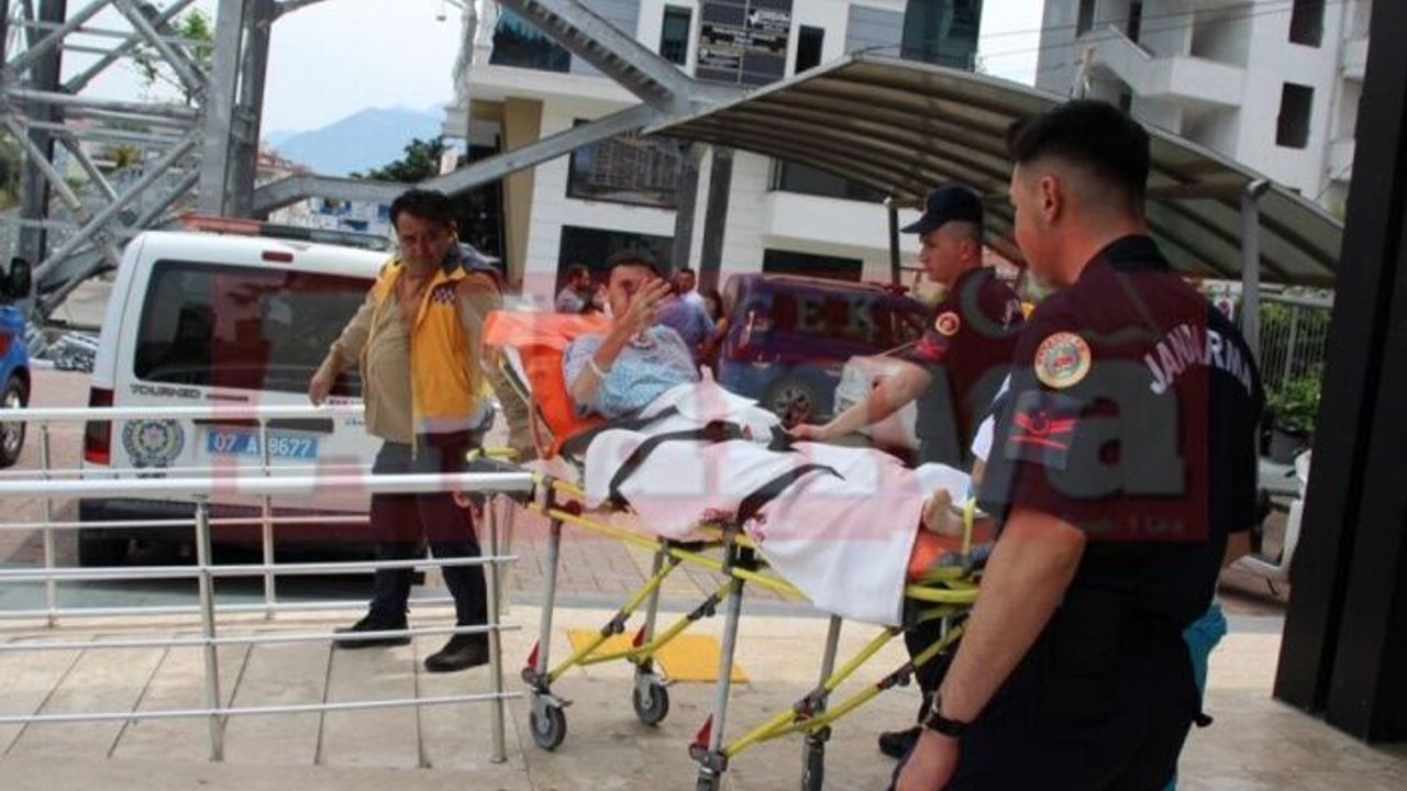 Alanya’da arkadaşını öldüren genç, adliyeye sedye ile getirildi