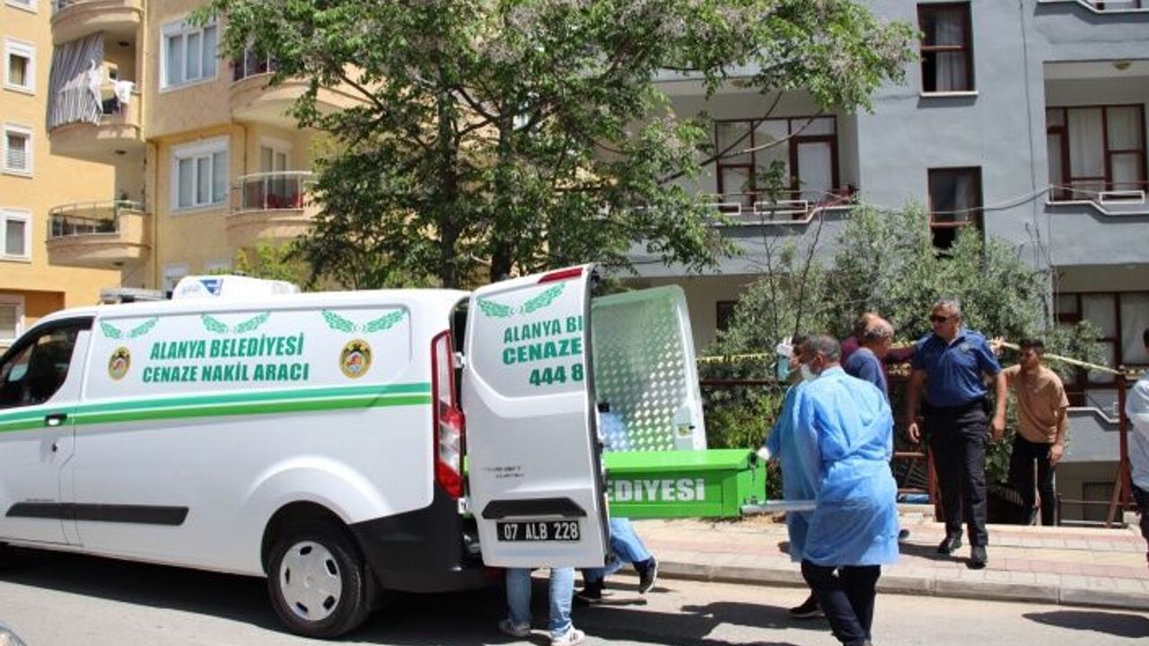 Alanya’da cani evlat annesini öldürüp gardıroba koydu!