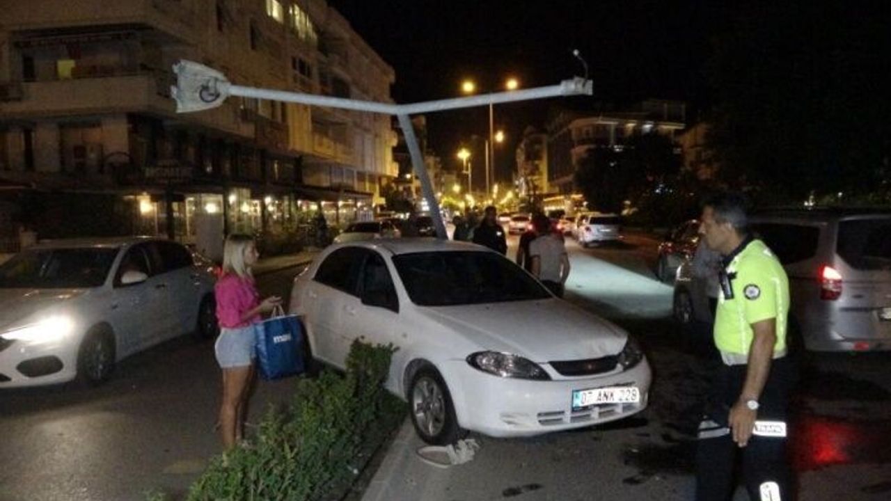Alkollü sürücü refüjü aşıp otomobile çarptı, aydınlatma direği üzerine yıkıldı