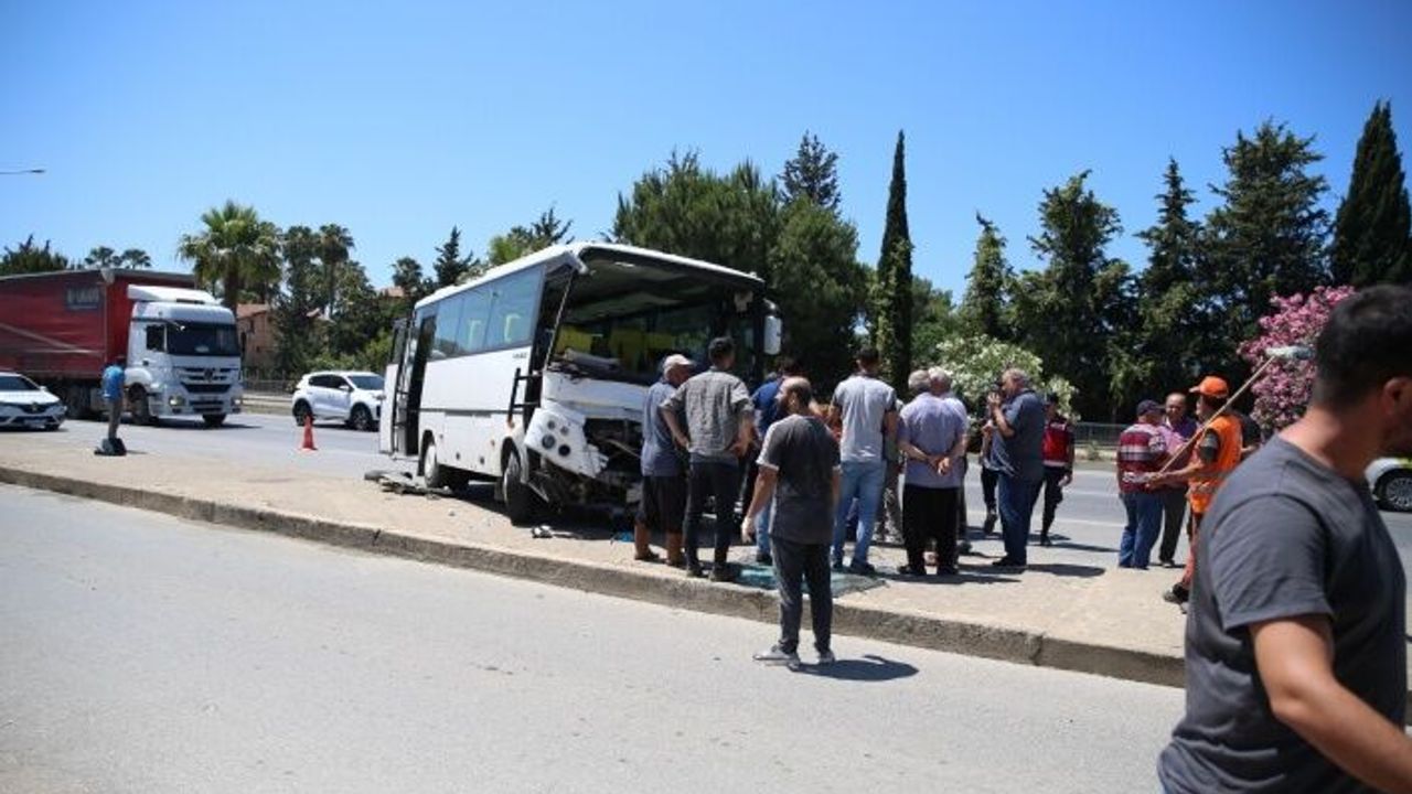 Alanya'da feci kaza 13 kişi yaralandı