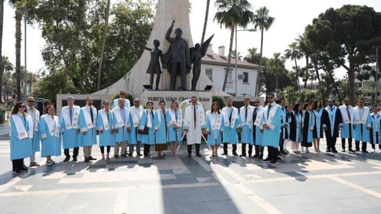 ALKÜ ailesinden Atatürk Anıtı'na çelenk