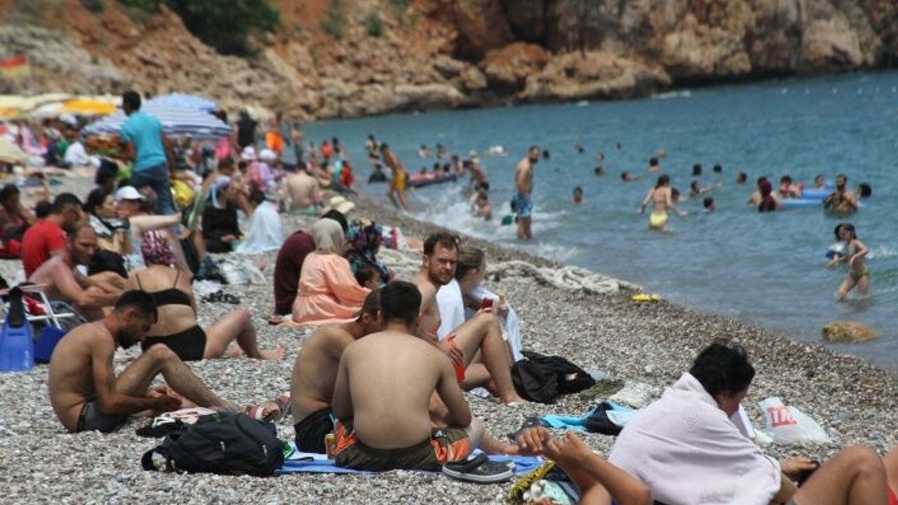 Sınav sonrası stresi denize girerek attılar