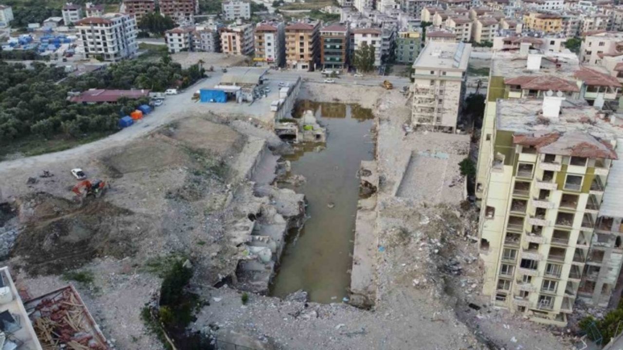 Yüzlerce kişiye mezar olan Rönesans Rezidans’ın enkazı suyla doldu