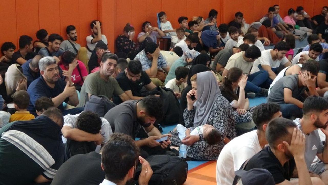 İtalya’ya gitmeye çalışan 270 göçmen tekneye binmeden yakalandı