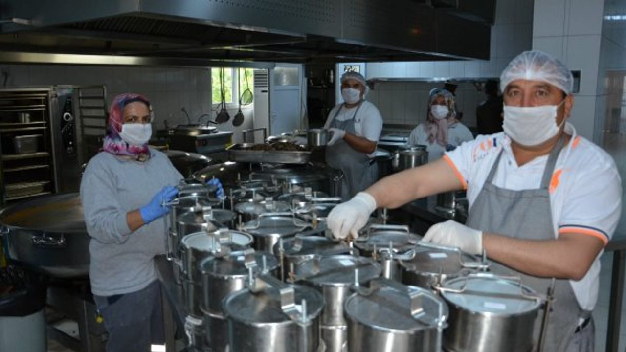 BŞB Alanya Aşevi'nden 550 vatandaşa sıcak yemek