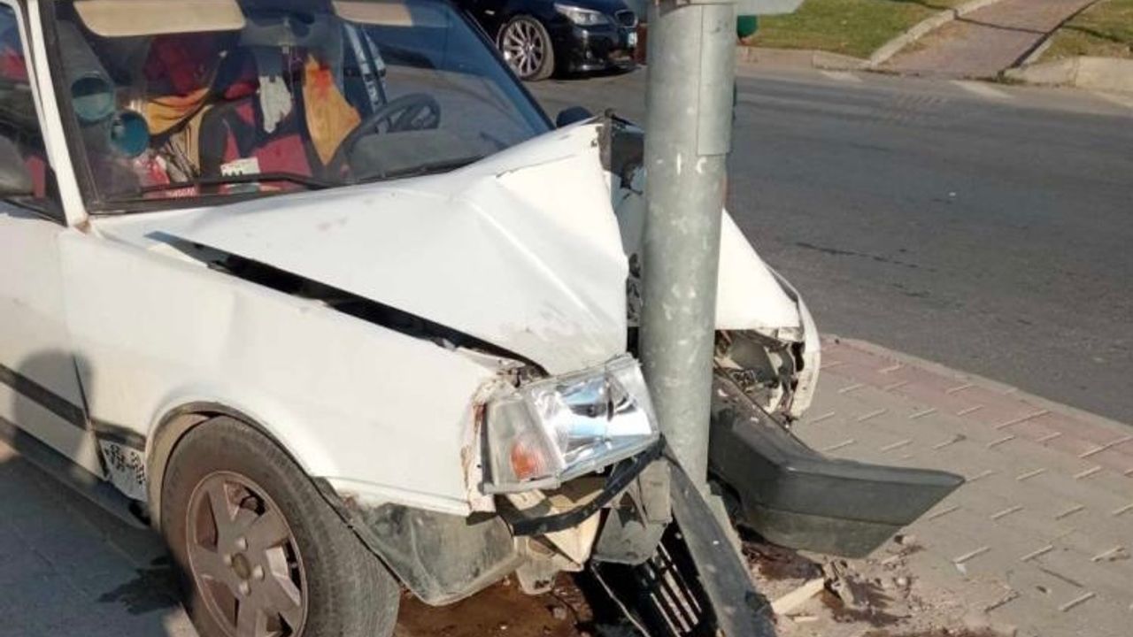 Freni tutmayan otomobil trafik ışıkları direğine çarptı: 1 yaralı