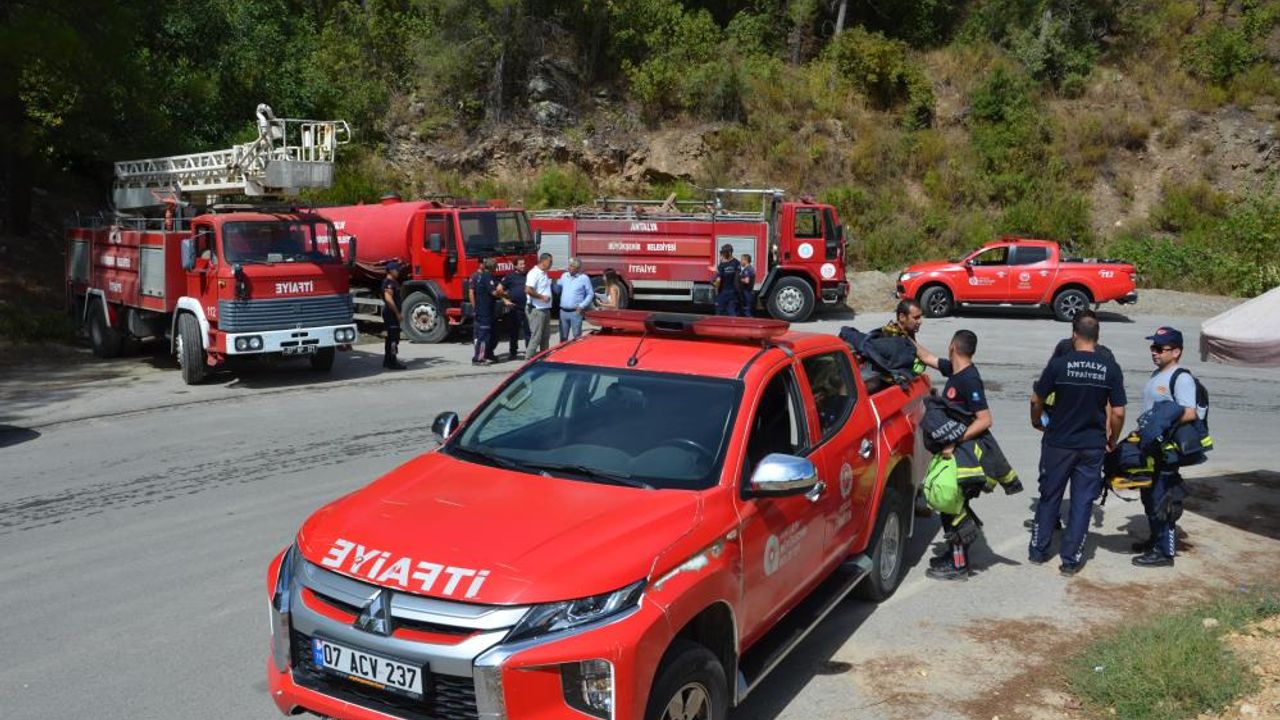 Alanya'da, büyükşehir ekipleri yangın sonrası da sahada