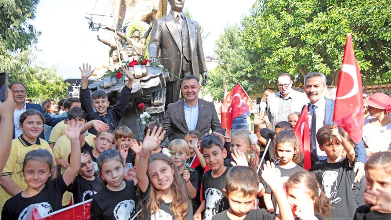 Cumhuriyet’in 100’üncü yılında Atatürk anıtı açıldı