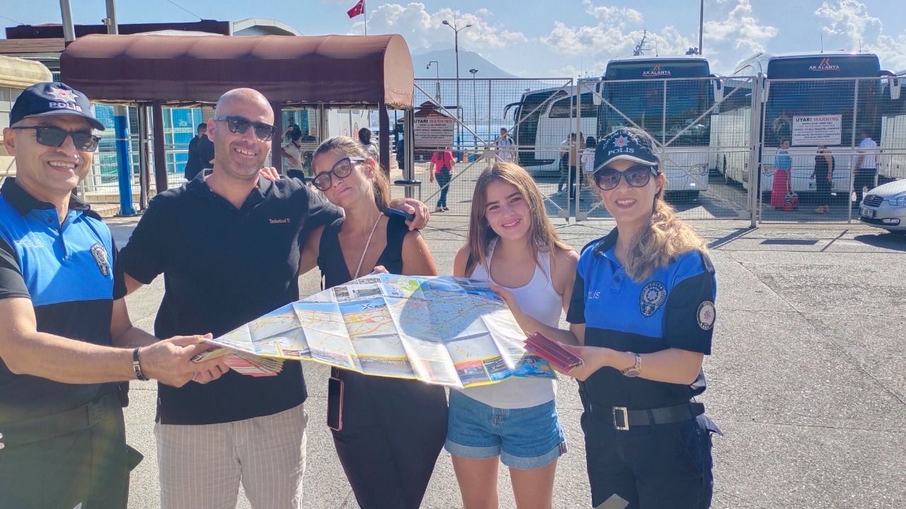 Alanya’da turistler ‘Güvenli-Huzurlu Turizm Projesi’ ile bilgilendiriliyor
