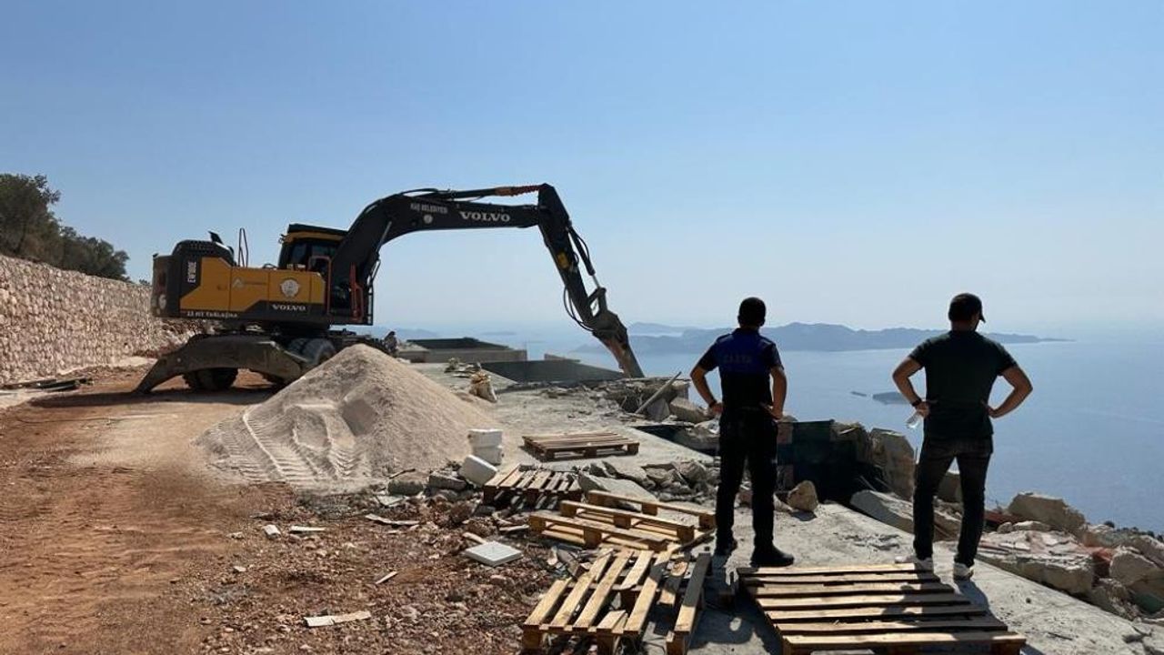 Deniz manzaralı kaçak yapılar yıkıldı
