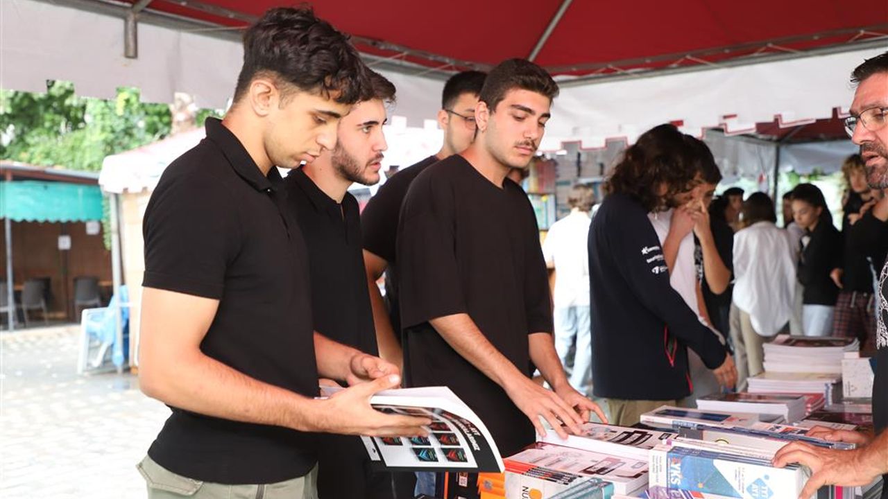 Alanya Belediyesi Ucuz Kitap Fuarı’nda  öğrenciler kitaplarla buluştu