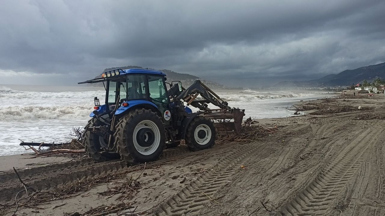 Alanya’da sahiller temizleniyor