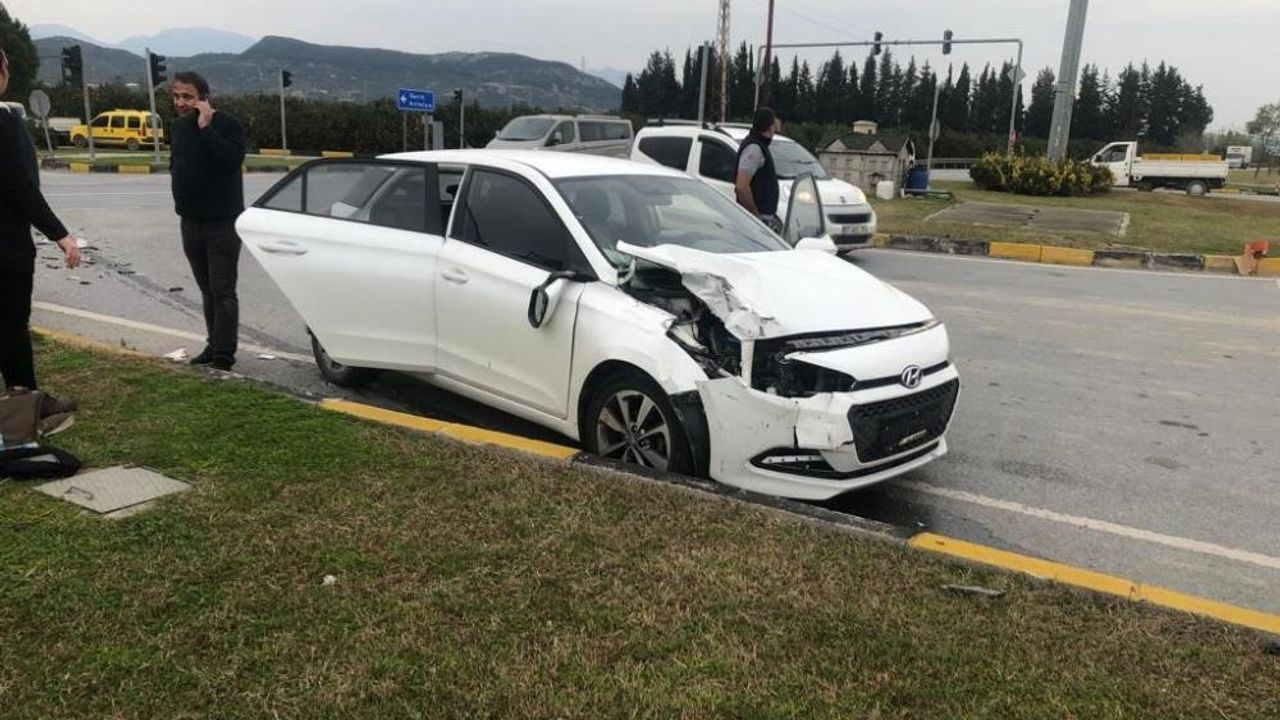 Alanya'nın komşusunda kamyonetle otomobil çarpıştı: 4 yaralı