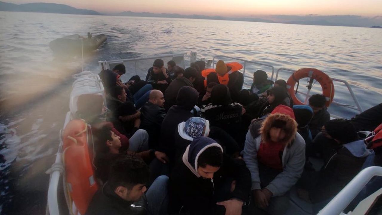 Yunanistan’ın ölüme ittiği 57 düzensiz göçmen kurtarıldı